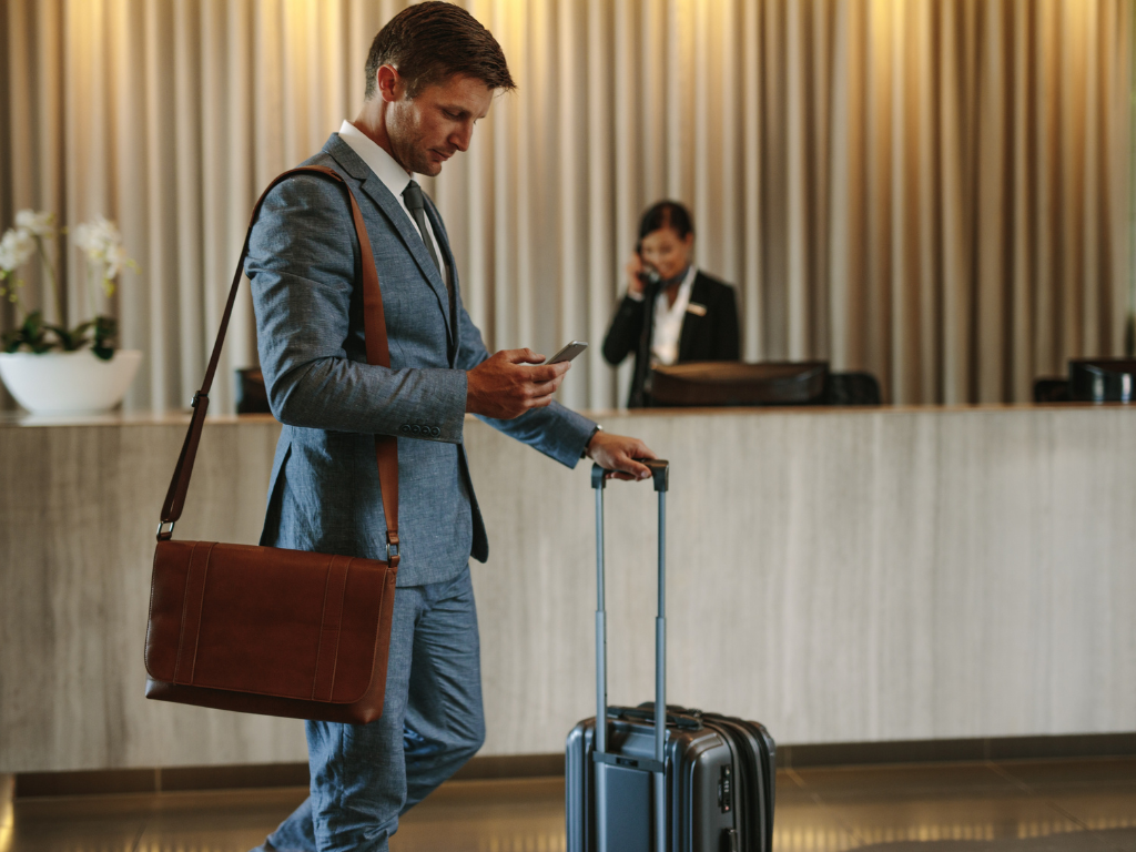 uomo su Business hotel a rimini