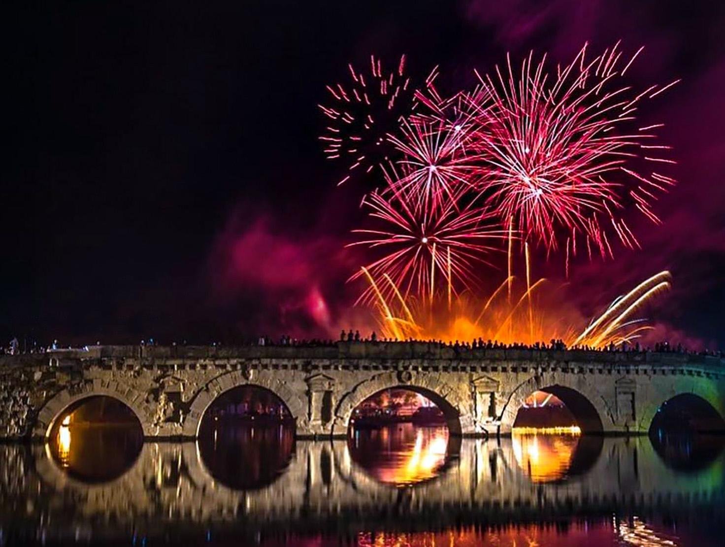 Spettacolo pirotecnico dell'Incendio al Castello Sismondo, evento principale per chi cerca capodanno a rimini cosa fare.